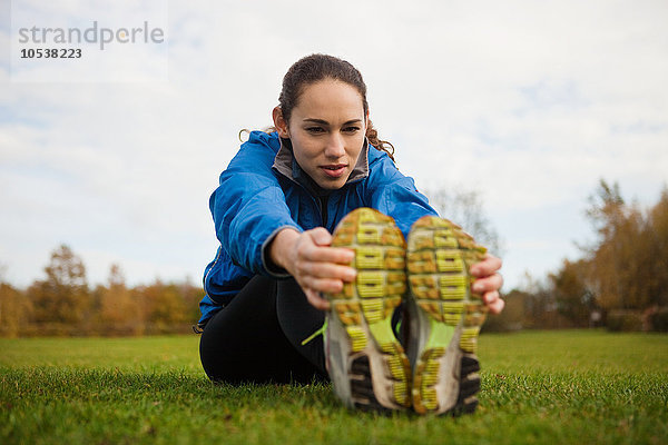 Junge Frau beim Stretching im Park