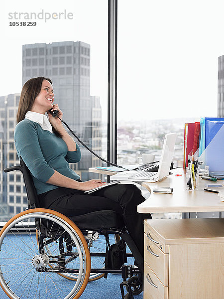 Frau am Schreibtisch am Telefon