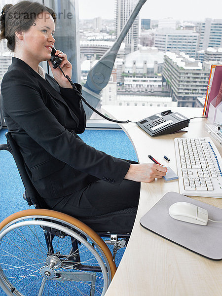 Frau am Schreibtisch am Telefon