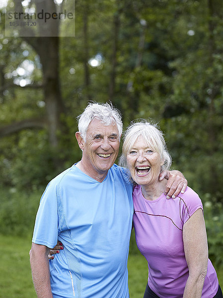 Älteres Paar lacht zusammen im Park