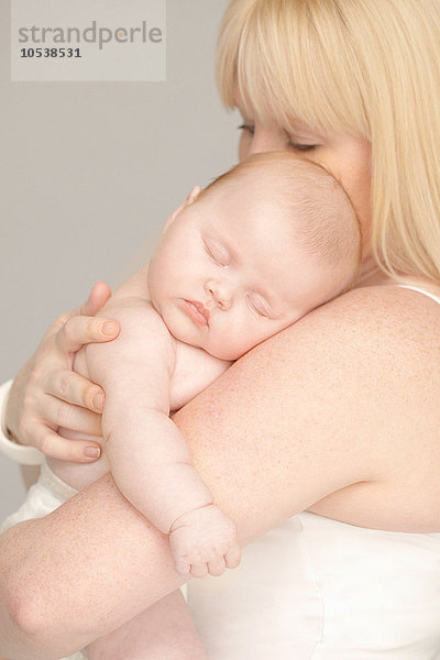 Mutter hält schlafendes Baby Mädchen