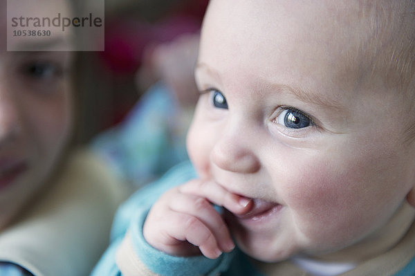 Nahaufnahme von Babys lächelndem Gesicht