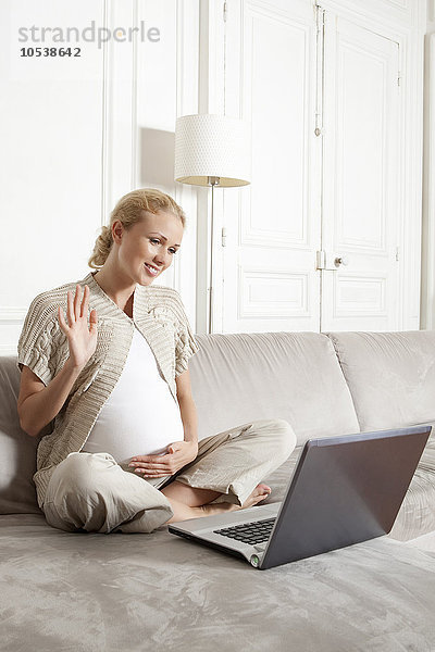 Schwangere Frau mit Video-Chat