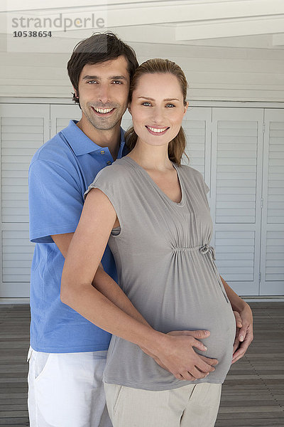 Mann mit schwangeren Freundinnen Bauch