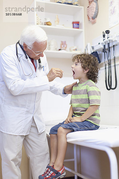 Arzt untersuchender Junge im Amt