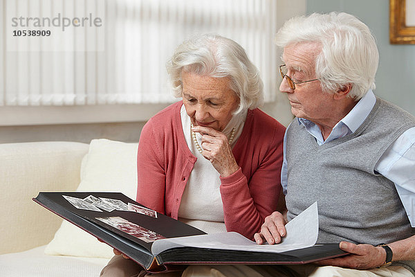 Seniorenpaar beim Betrachten des Fotoalbums
