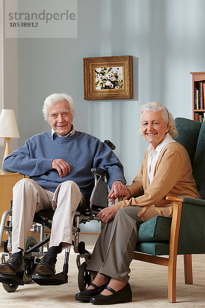 Seniorenpaar  Mann im Rollstuhl  Portrait