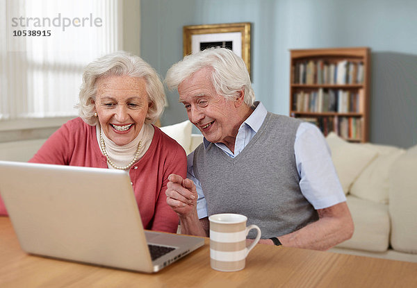 Senior Paar mit Laptop