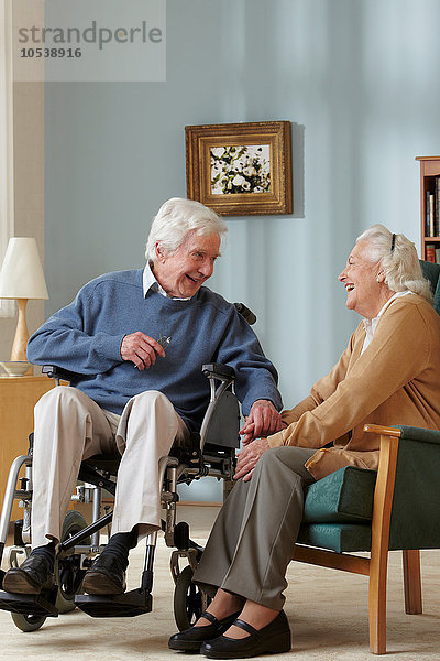 Seniorenpaar im Pflegeheim  Mann im Rollstuhl