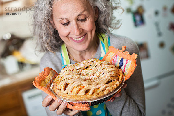 Seniorin mit frisch gebackenem Kuchen