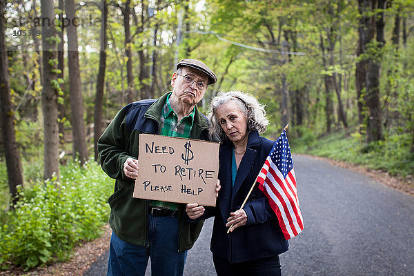 Seniorenpaar mit Schild im Wald  Portrait