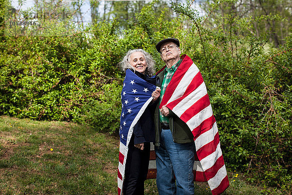 Seniorenpaar mit amerikanischer Flagge  Portrait
