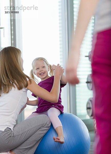 Trainerin bei der Arbeit mit Mädchen im Fitnessstudio