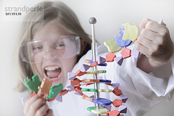 Mädchen brechendes molekulares Modell