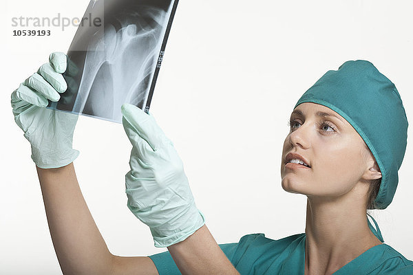 Chirurg bei der Untersuchung von Röntgenstrahlen