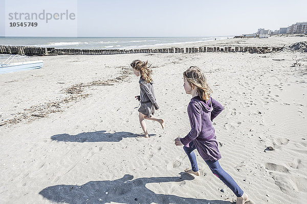 Zwei Mädchen laufen am Strand  nahe Rimini  Italien  Europa
