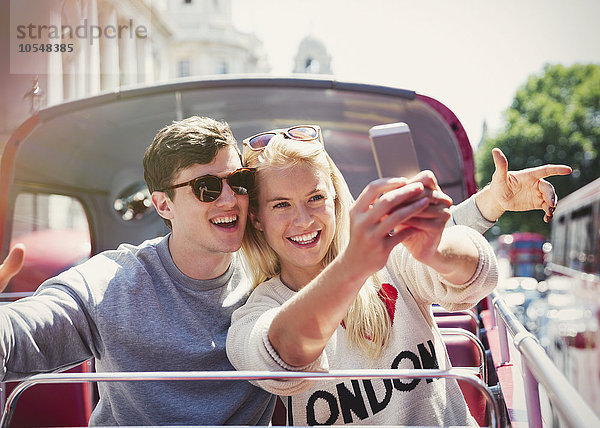 Pärchen nehmen Selfie im Doppeldecker-Bus in London