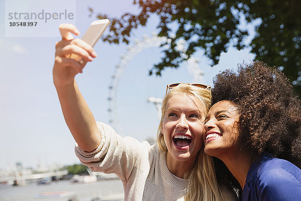 Freunde  die Selfie mit London Eye im Hintergrund nehmen  London  Großbritannien