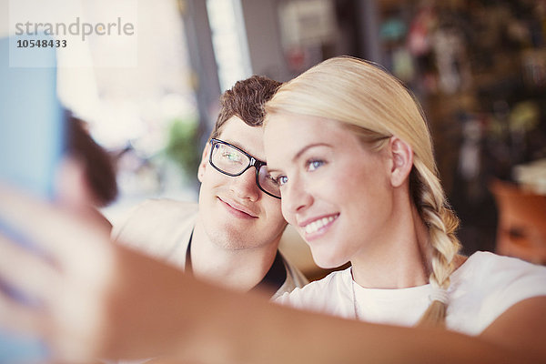 Paare  die Selfie mit digitalem Tablett nehmen