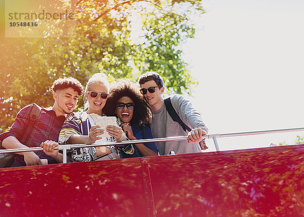 Freunde nehmen Selfie im Doppeldeckerbus mit.