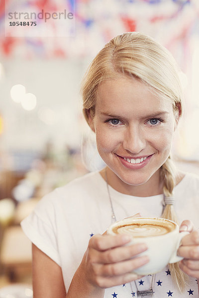 Nahaufnahme Porträt blonde Frau trinkt Cappuccino