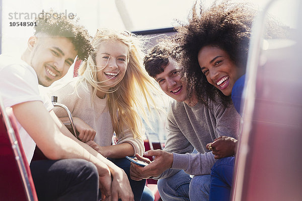 Portrait lächelnde Freunde im Doppeldeckerbus