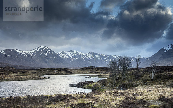 Landschaftlicher Fluss und Blick auf die Black Mountains  Rannoch Moor  Schottland