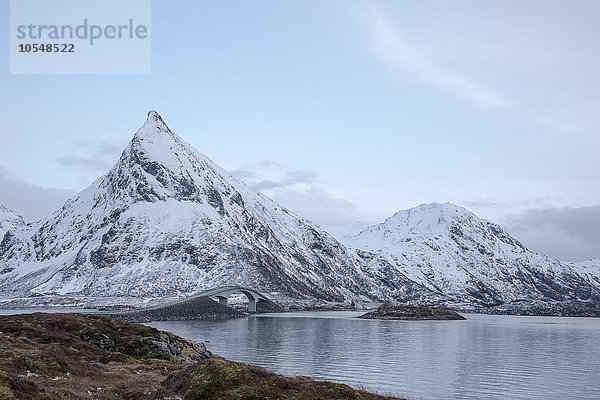 Schneebedeckte Berge am kalten See  Lofoten  Norwegen