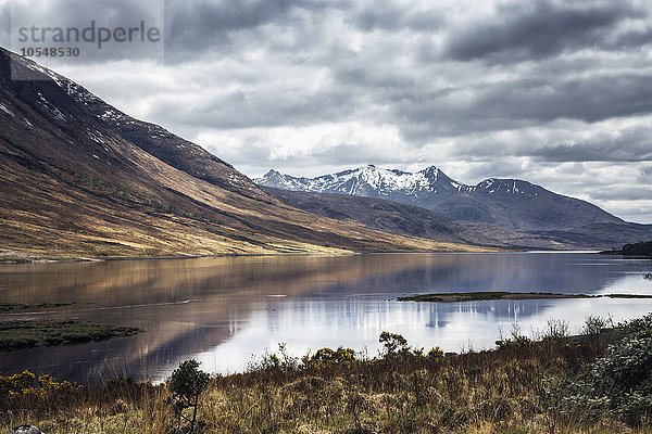 Panoramablick auf Berge und See  Isle of Skye  Schottland