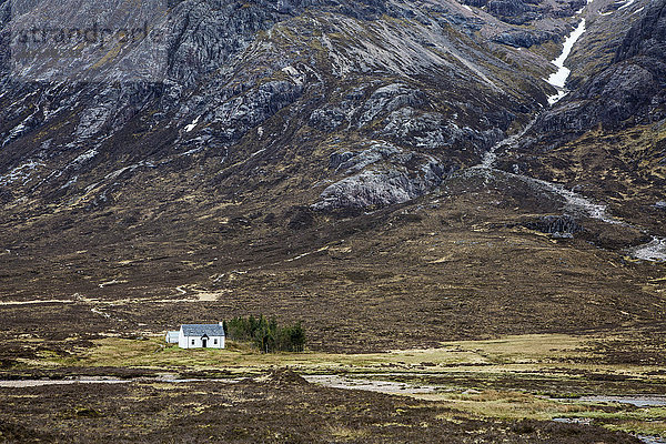Haus im abgelegenen Tal unter den zerklüfteten Bergen  Glencoe  Schottland