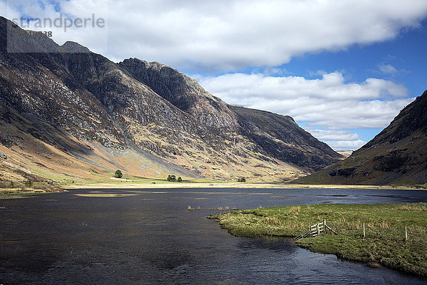 Sonniger Bergblick über den See  Glencoe  Schottland