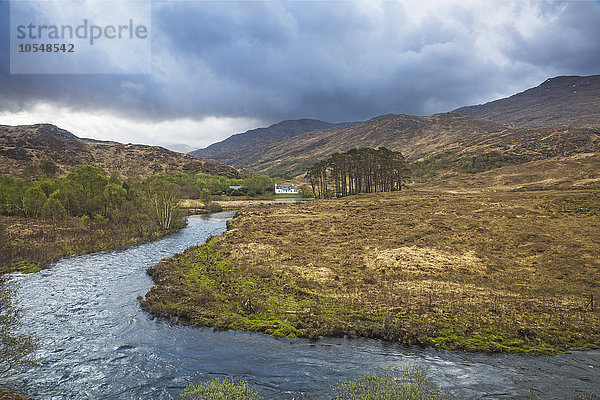 Loch Eilt schlängelt sich durch abgelegene Highlands  Glenfinnan  Schottland