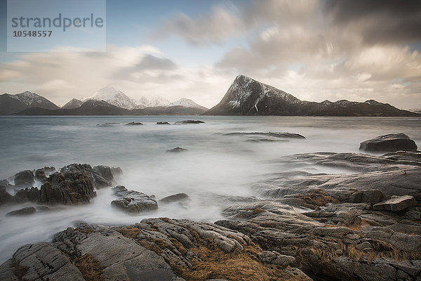 Panoramablick Berge und kalter zerklüfteter Ozean  Vagje Lofoten Inseln  Norwegen