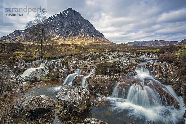 Kleiner zerklüfteter Wasserfall unter dem Berg  Loch Eriboll  Sutherland  Schottland