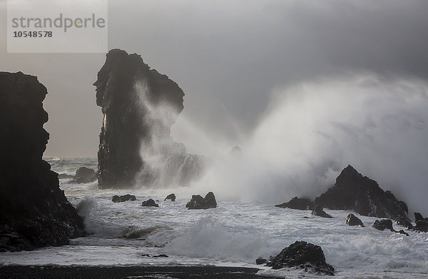 Meereswellen  die gegen Felsformationen prallen  Londrangar  Snaefellsnes  Island