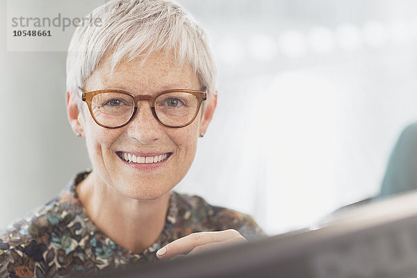 Portrait lächelnde Seniorin mit Brille