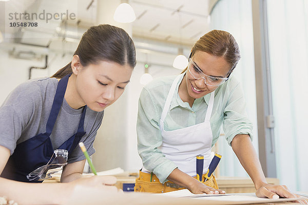 Schreinerinnen beim Planen in der Werkstatt