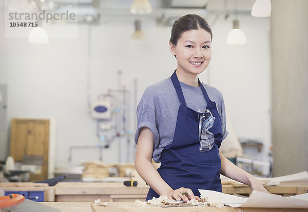 Porträtbewusste Schreinerin in der Werkstatt