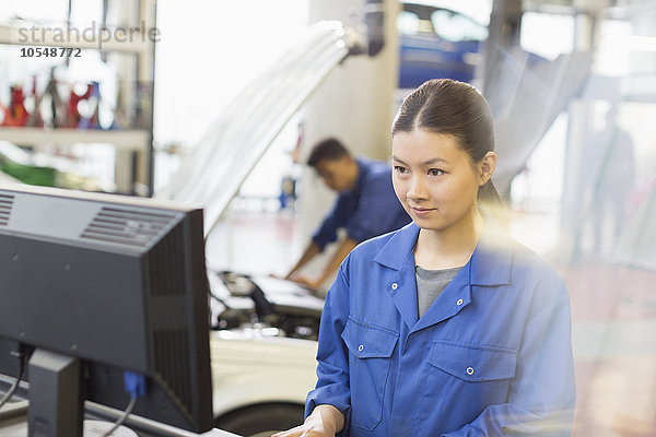 Mechanikerinnen arbeiten am Computer in der Kfz-Werkstatt