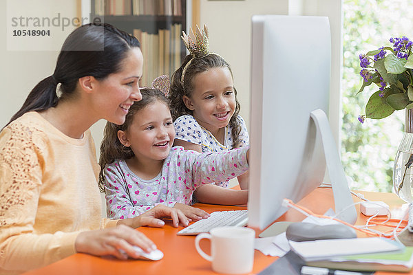 Mutter und Töchter mit Computer