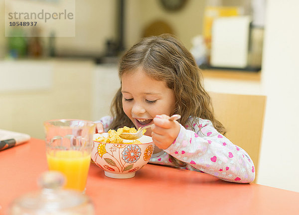 Mädchen essen Müsli am Frühstückstisch