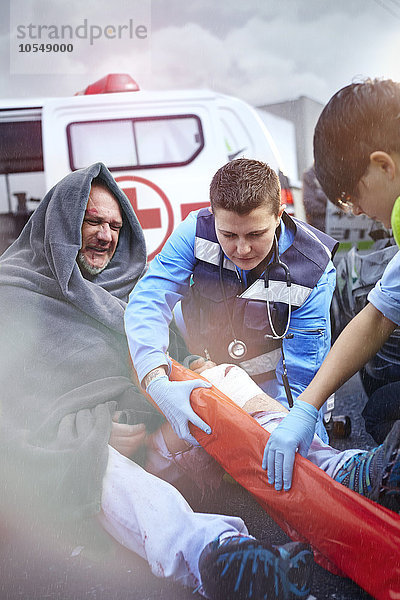 Rettungskräfte bereiten Vakuum-Beinschiene auf Autounfallopfer im Straßenverkehr vor