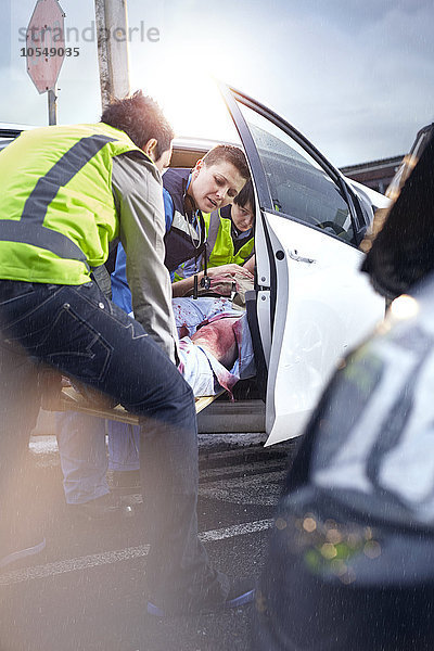 Rettungskräfte entfernen Unfallopfer aus dem Auto