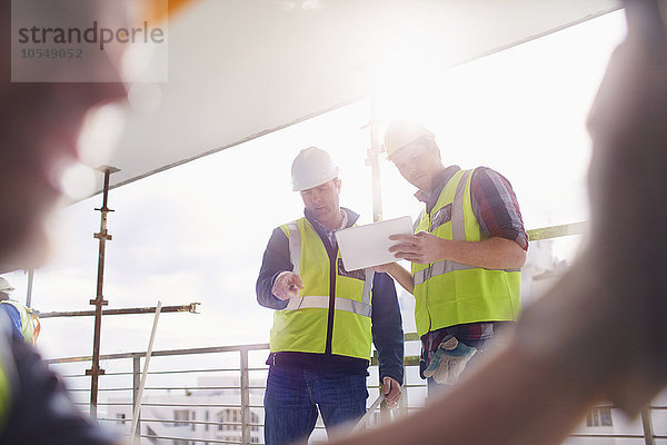 Bauarbeiter mit digitalem Tablett auf der Baustelle