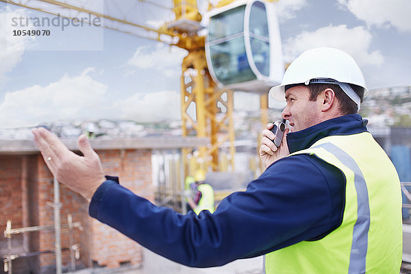 Bauarbeiter mit Walkie-Talkie auf der Baustelle