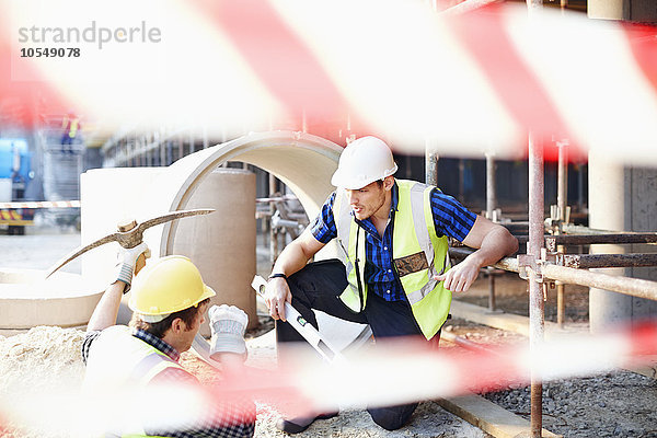 Bauarbeiter im Gespräch auf der Baustelle