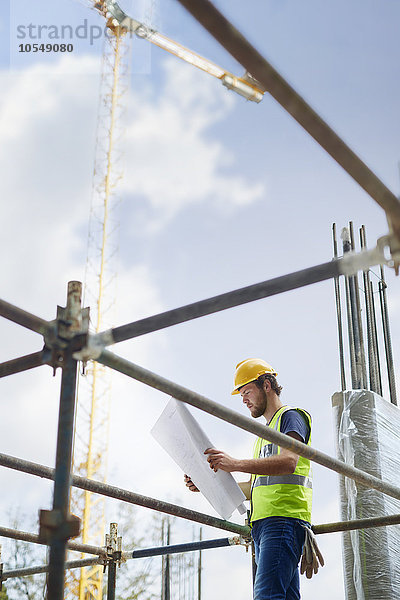 Ingenieur bei der Begutachtung von Bauplänen auf Hochhausbaustellen