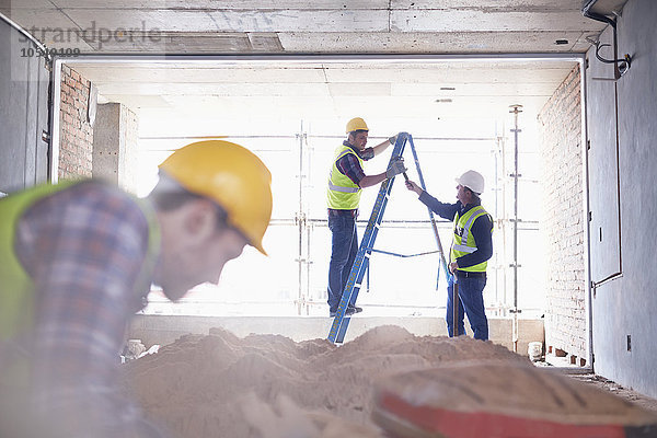 Bauarbeiter auf der Leiter auf der Baustelle