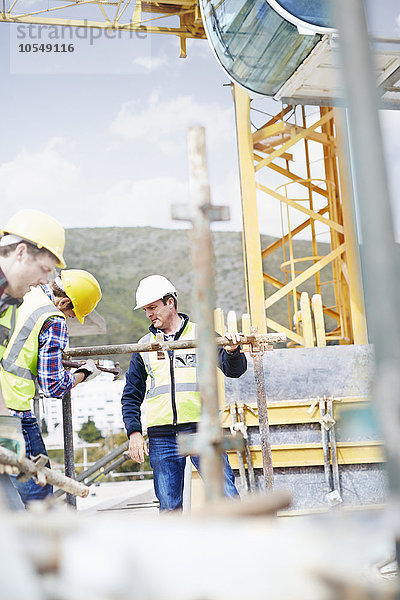 Bauarbeiter beim Zusammenbau auf der Hochhausbaustelle