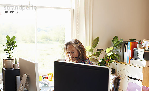 Fokussierte Frau im Home-Office